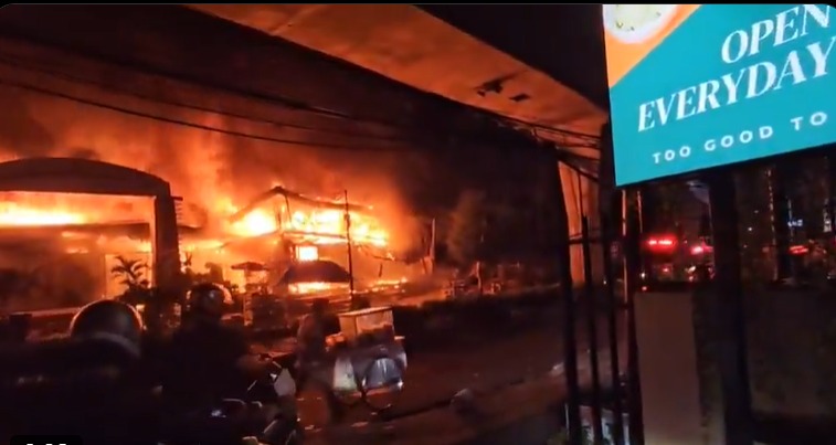 Asap hitam dan kobaran api kembali menyelimuti Pasar Taman Puring, Kebayoran Baru, Jakarta Selatan, Senin (28/7), sekitar pukul 18.00 WIB. (X@Wisnubrata6)